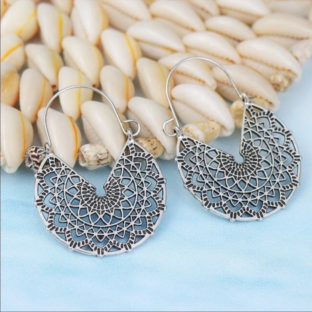 SILVER TONE OPEN WORK FILIGREE ANTIQUE INSPIRED WEBBED HUGGIE STYLE HOOPS - Picture 2 of 5